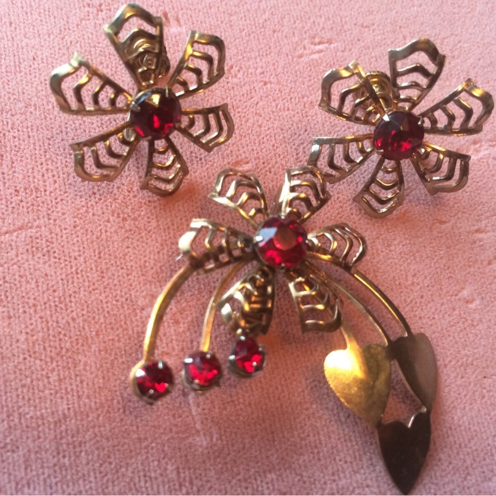 1940s Faux Ruby Garnet Stones Heart Spray DEMI-PARURE Set Brooch & Earrings